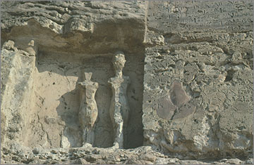 Stela U in 1983, with flanking statues