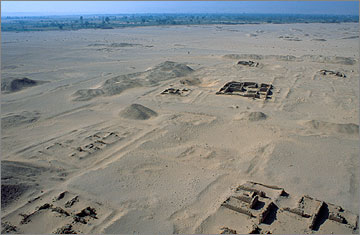 The area of the house of the sculptor Thutmose, viewed towards the south. Thutmose’s house is the larger one in the mid-distance
